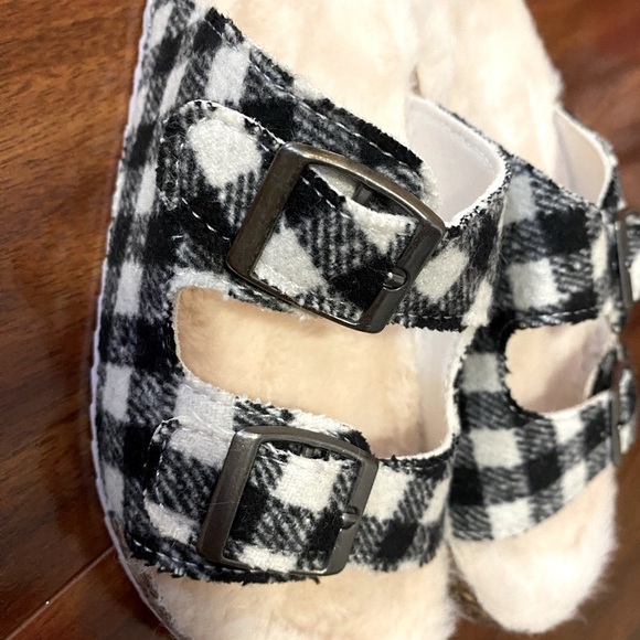 Olivia Miller Black and White Plaid Girls Slippers Sandals size 1 New in Box - Picture 7 of 11